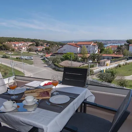 Luxury Grotta With Sea View And Swimming Pool Appartement Premantura