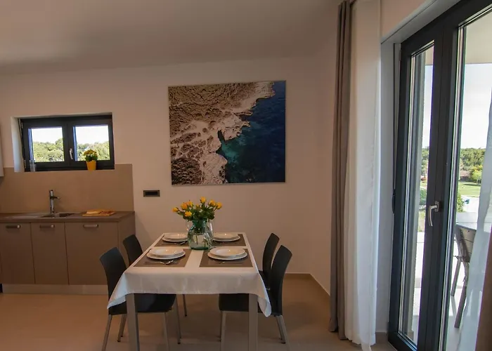 Luxury Grotta With Sea View And Swimming Pool Premantura